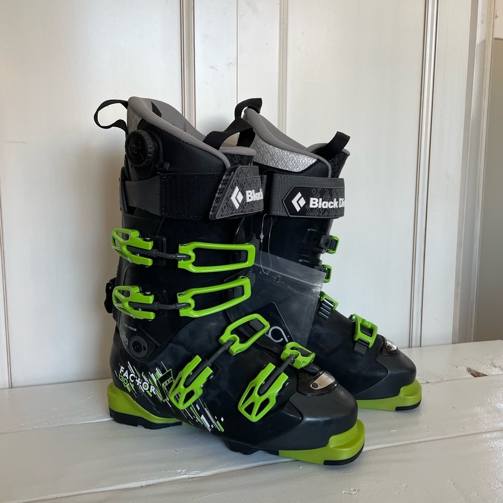 Black Dimond factor 130 ski boots. Size 6 in women, 4/5 in youth. Gender neutral